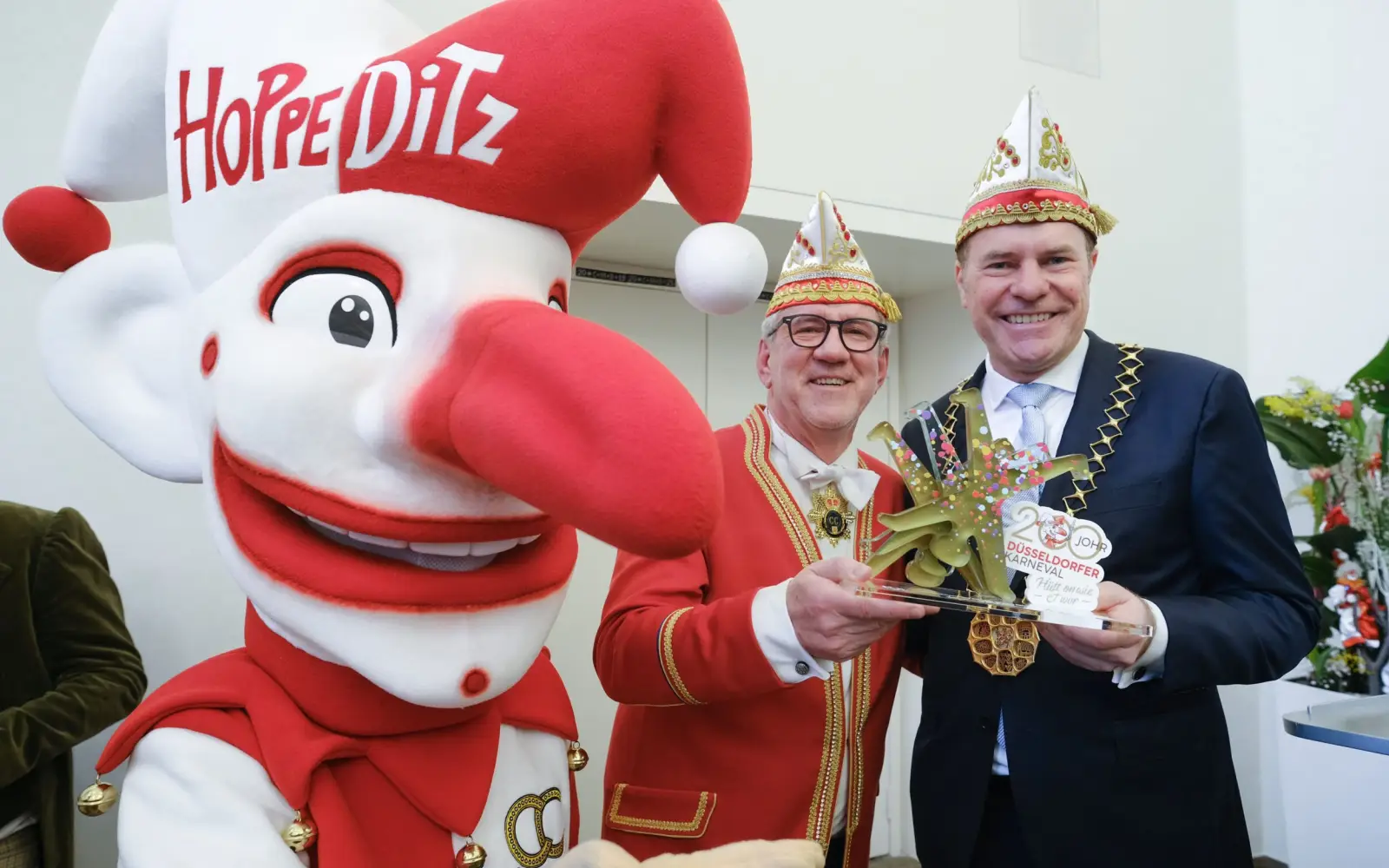 Oberbürgermeister Dr. Stephan Keller (r.) und Lothar Hörning, Präsident des Comitee Düsseldorfer Carneval e.V., mit dem Hoppeditz-Maskottchen. Foto: Michael Gstettenbauer / Stadt Düsseldorf
