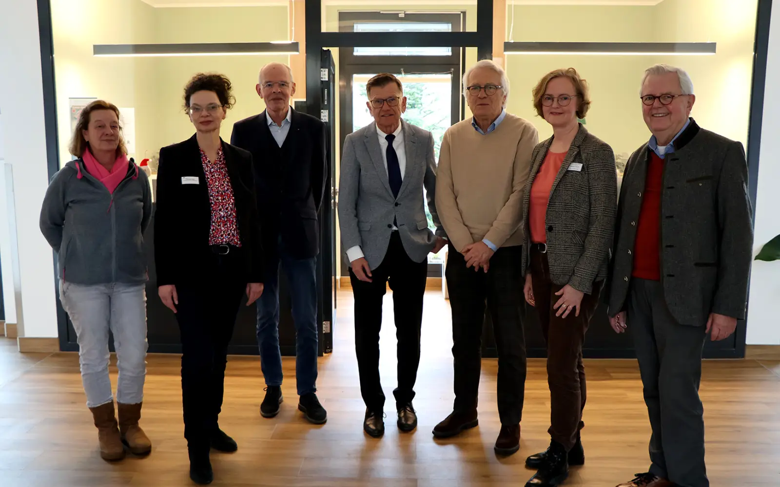 Bei der Spendenübergabe besichtigten die Vertreter des Lions Club Düsseldorf-Rhenania und der Ralf und Uschi Kutscheit Stiftung das Hospiz: (von links) Claudia Witte (Bereichsleiterin Altenhilfe), Christine Taylor (Leitung Fundraising und Geschäftsfü