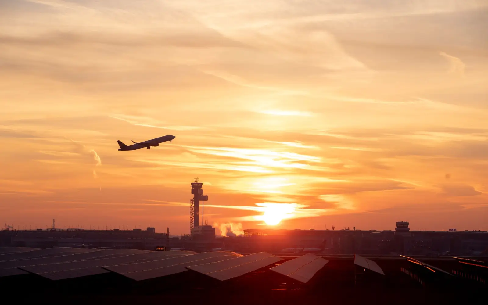Der Flughafen Düsseldorf geht mit seinem neuen Tanklager den nächsten Schritt in Richtung eines CO2-neutralen Flugverkehrs. Foto: Andreas Wiese