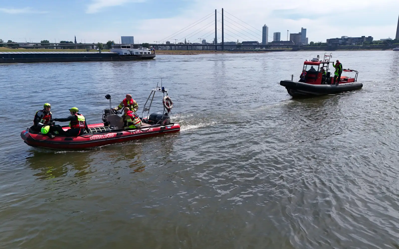 Die Strömungsretter der Feuerwehr zeigen in einer Übung, wie sie Menschen aus dem Rhein Gewässer retten. Foto: Landeshauptstadt Düsseldorf/ David Young