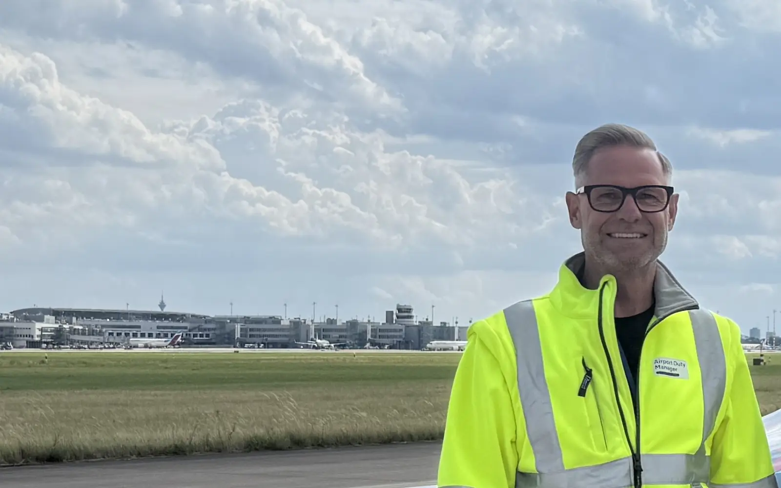 Christoph Müller hat das Wetter im Blick, denn die neuen Sensoren liefern den Airport Duty Managern am Flughafen Düsseldorf verlässliche Echtzeitdaten bei Wetterlagen mit Blitzgefahr. Archivfoto: Flughafen Düsseldorf