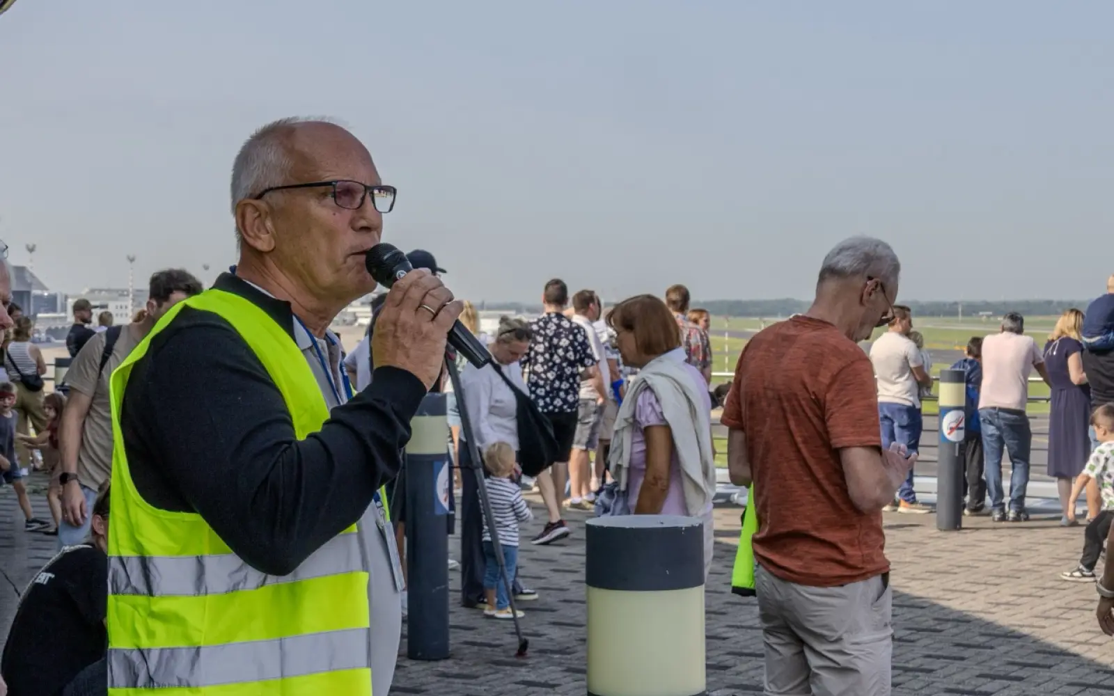 Der ehemalige Geschäftsführer Michael Hanné kommentiert mit Kennerblick und Leidenschaft die Starts und Landungen. Foto: ah