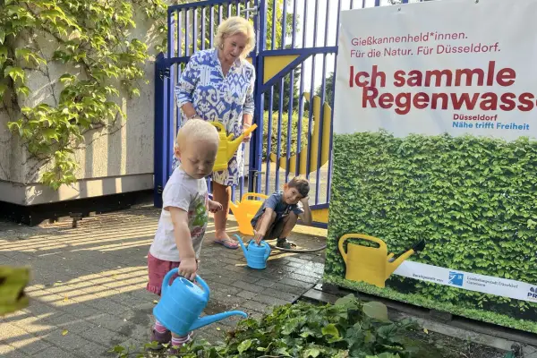 Gießkannenheld: Kinder der Kita Angeraue wässern Bäume der Einrichtung und in der Nachbarschaft