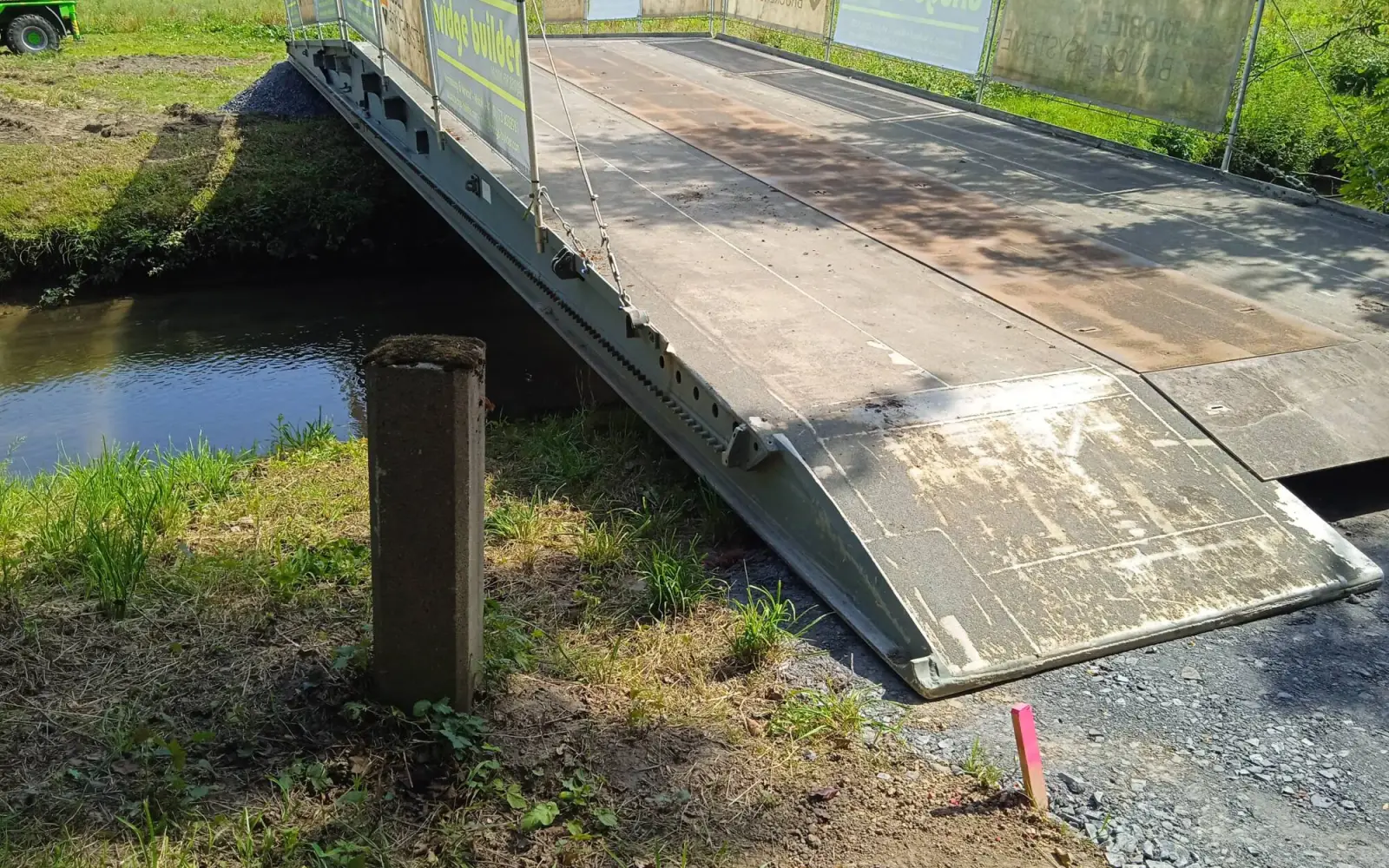 Eine Behelfsbrücke über die Anger wurde errichtet, damit Baufahrzeuge und Maschinen das Gelände für den zweiten Bauabschnitt erreichen können. Foto: Bergisch Rheinischer Wasserverband