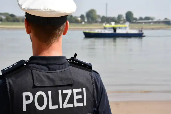 Das Ordnungsamt kontrolliert das Badeverbot am Düsseldorfer Rheinufer