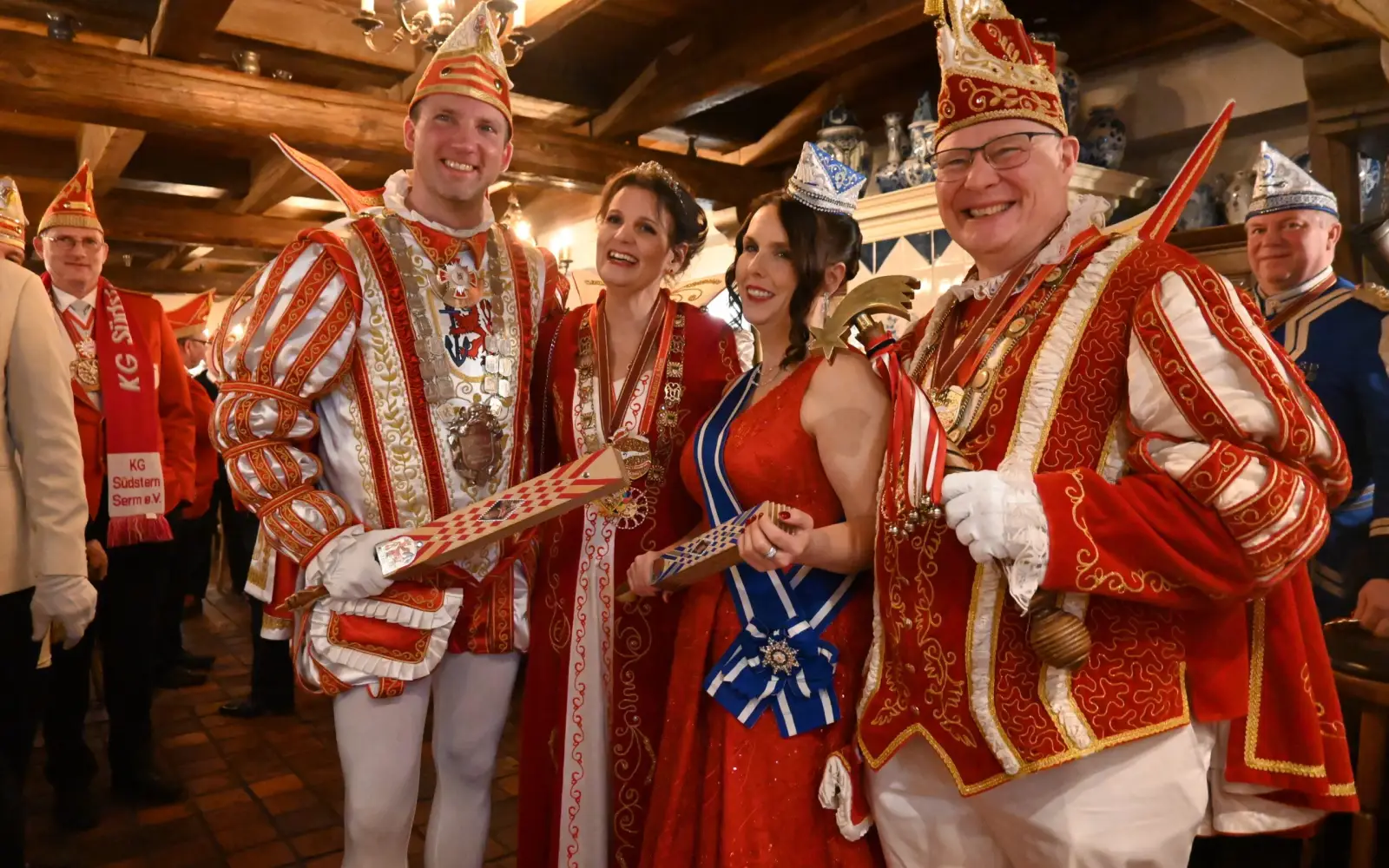Das Düsseldorfer und Sermer Prinzenpaar pflegt gemeinsam das Brauchtum Karneval über Stadtgrenzen hinweg (von links): Prinz Marcus I .(Hülscher), Prinzessin Gabi (Koths), Venetia Nicole (Nothen) sowie Prinz Bernd II. (Baumann). Foto: sam