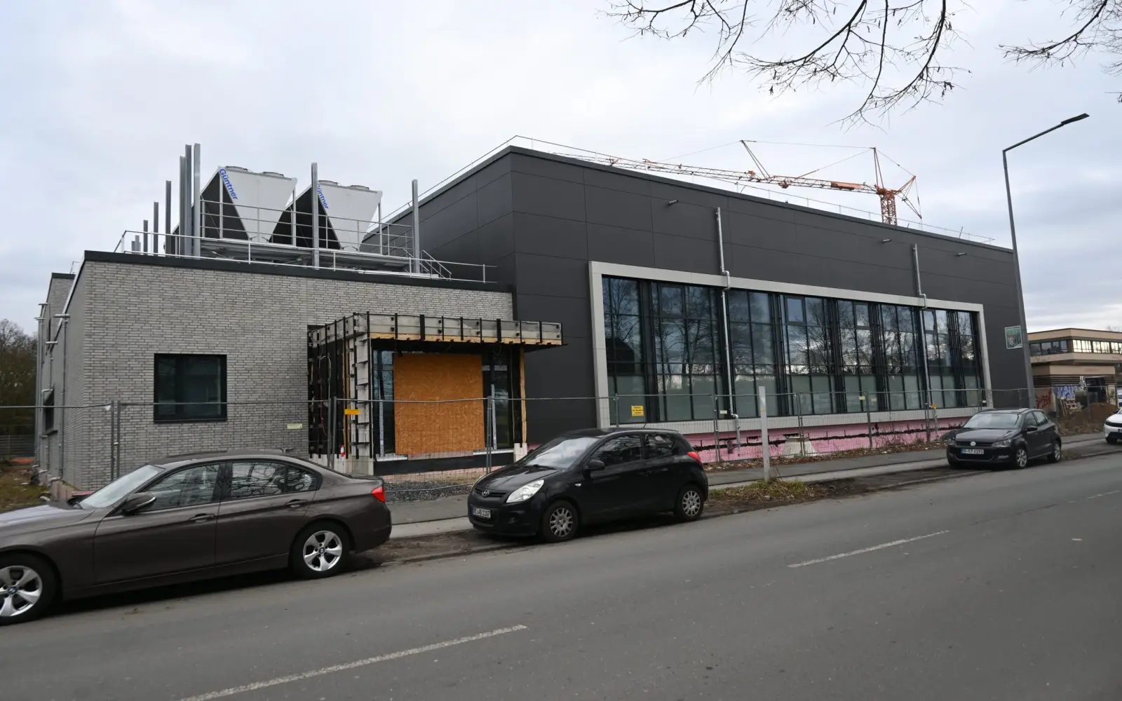 Im Juli sollen die ersten Badegäste im Südbad, neben der Gesamtschule Süd, ihre Bahnen ziehen können. Foto: sam