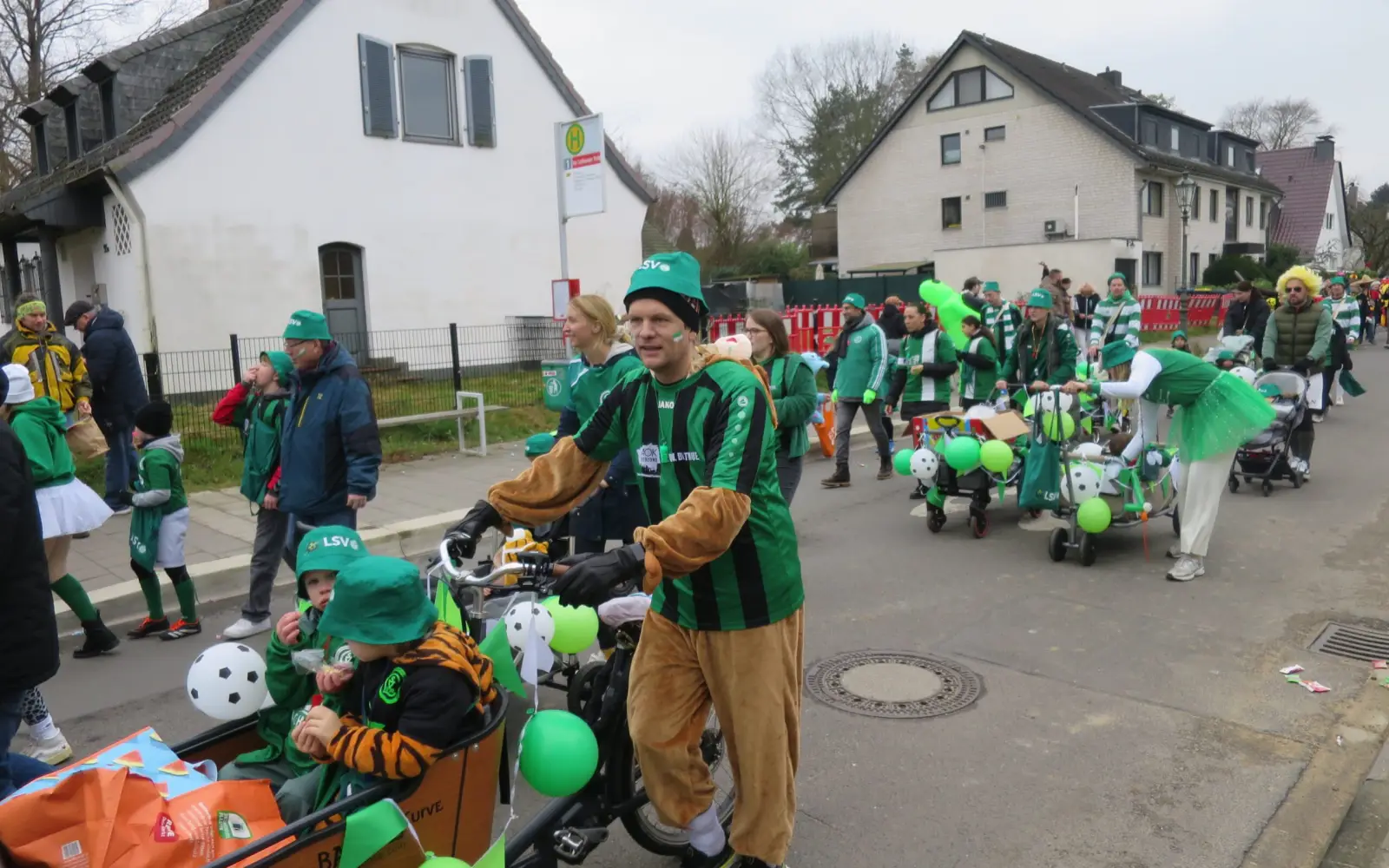 Beim Lohauser Karnevalszug sind alle Dörfler dabei, hier im vergangenen Jahr die Sportler und Fans des Lohauser Sportvereins e. V. (LSV) im Vereinsgrün. Archivfoto: hs
