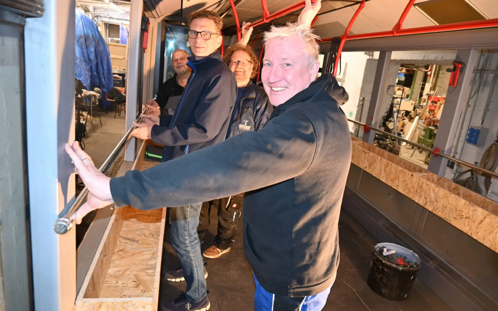 Ohne Hilfe geht es nicht: Tatkräftige Unterstützung erhält Prinz Toni I. beispielsweise von Thomas Erlacher, Werner Ginters und Uwe Ceglecki (von vorne). Foto: sam