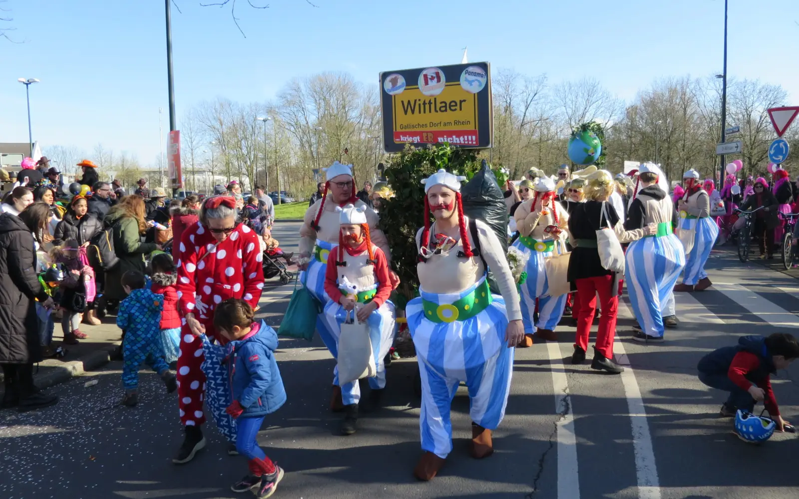 Beim Rosenmontagsumzug im vergangenen Jahr stellten sich die Wittlaerer als nicht klein zu kriegende Gallier dar. Foto: Archiv hs