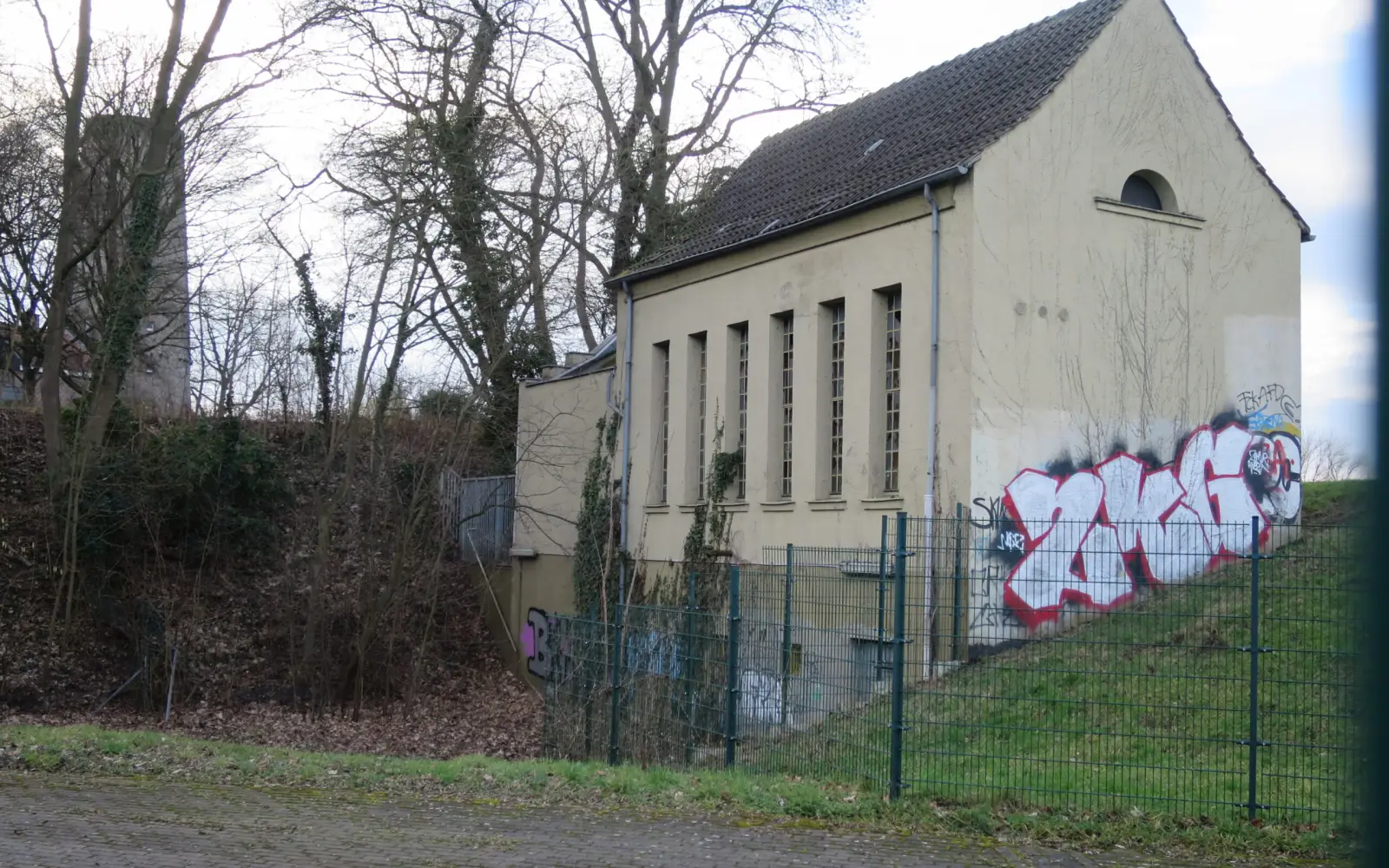 Das alte Pumpenhaus auf dem Kaiserswerther Deich von der weniger verschmierten, noch eingezäunten Landseite aus. Archivfoto: hs