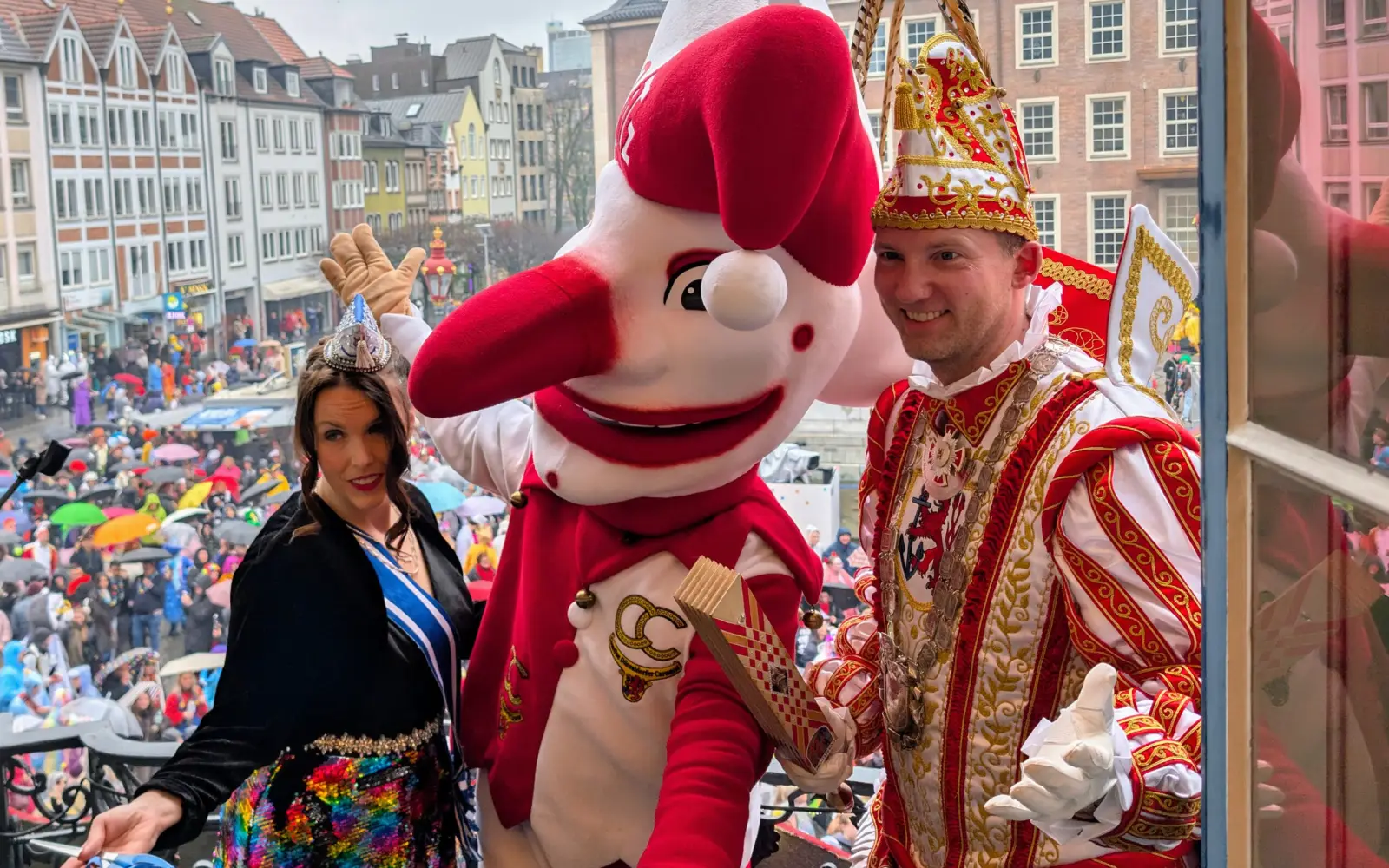Prinz Marcus I. und Venetia Nicole zeigten sich gemeinsam mit dem Hoppeditz auf dem Rathausbalkon vor den feiernden Jecken in der Altstadt. Foto: ah