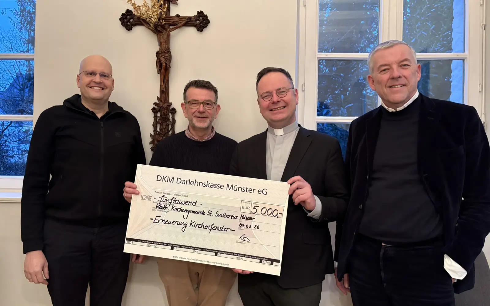 Richard von Knop, Thomas Köble, Pastor Oliver Dregger und Bernhard Bramlage (von links) bei der Spendenübergabe für die neuen Glasfenster der Basilika St. Suitbertus. Foto: Richard von Knop