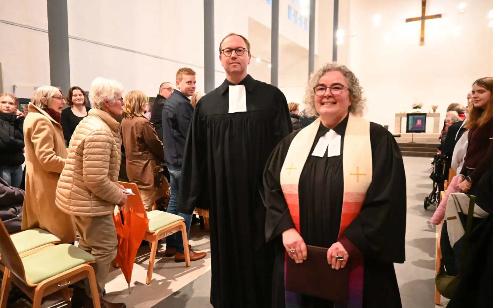 Superintendent Dr. Christoph Urban führte Ulrike Kobbe offiziell in ihr Amt als neue Pfarrerin der evangelischen Versöhnungsgemeinde Duisburg-Süd ein. Foto: sam