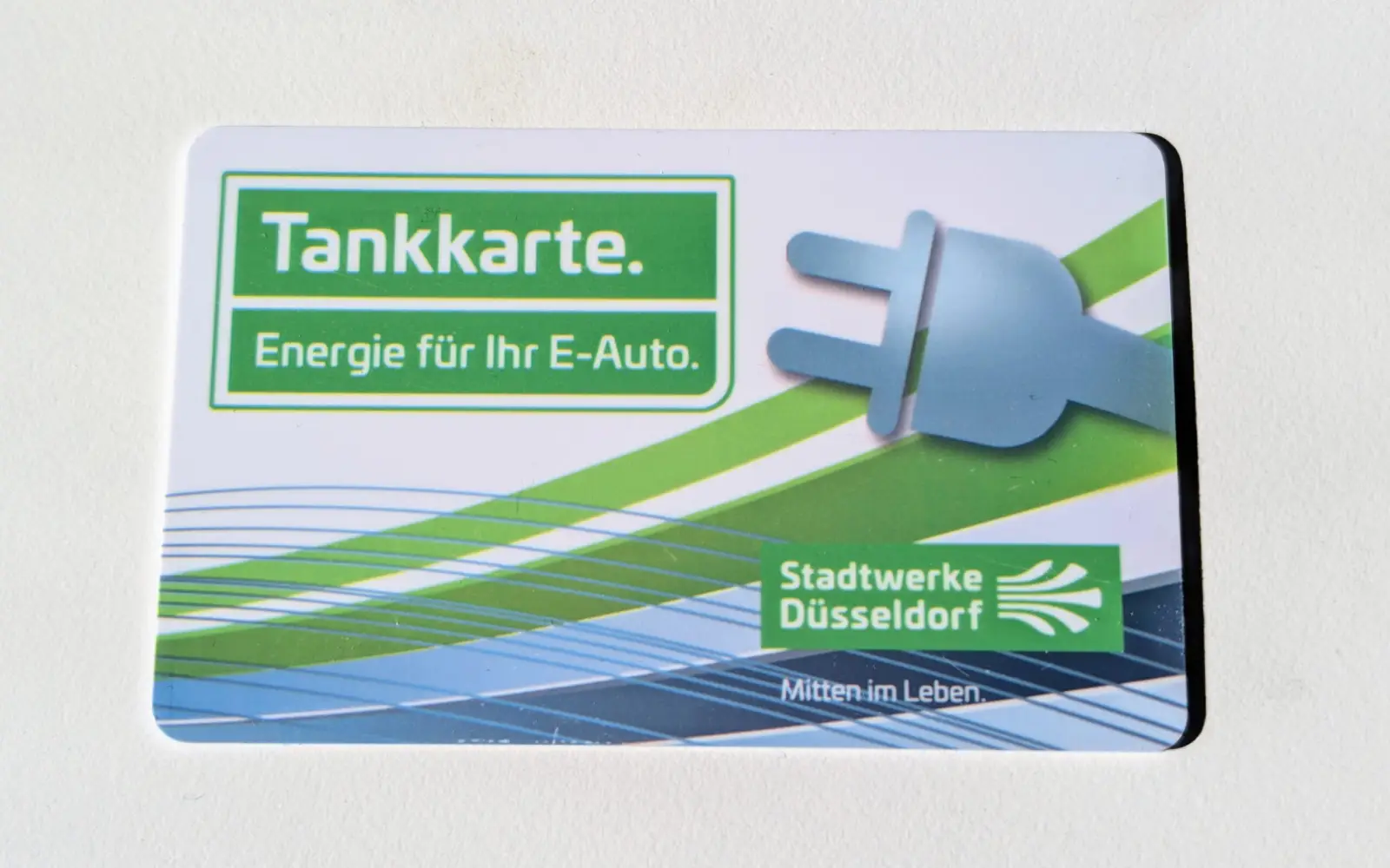 Ab April 2026 laden Kundinnen und Kunden mit der Ladekarte der Stadtwerke Düsseldorf an allen öffentlichen Ladepunkten zu günstigeren Preisen. Foto: ah