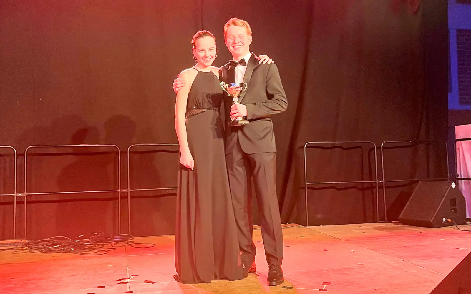 Anna Eitelwein und Lukas Hartmann freuen sich nach ihrem Sieg bei der Suitbertus-Show über den Erfolg. Foto: privat