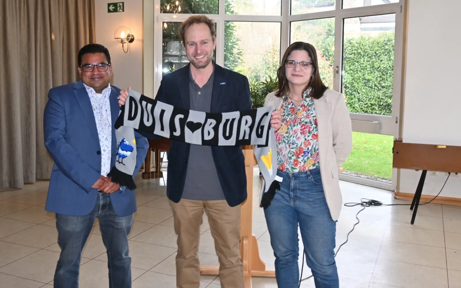 Stadtdirektor und Stadtkämmerer Martin Murrack erhielt nach seinem Vortrag einen MSV-Schal von den Vorsitzenden des SPD-Ortsvereins Großenbaum-Rahm, Jacqueline Dederichs und Daniel Rosenbach. Foto: sam