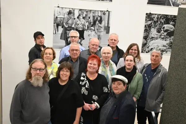 Spannende Ausstellung im Bezirksamt Süd: Fotografien zeigen unterschiedlichste Begegnungen