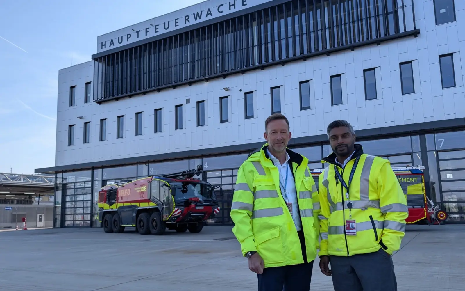 Lars Redeligx und Pradeep Pinakatt (von links) stellten die Geschäftszahlen für 2025 in der neuen Hauptfeuerwache vor, die am Wochenende in Betrieb geht. Foto: ah
