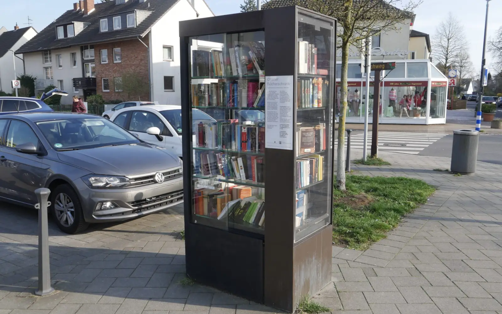 Dieser Bücherschrank war der erste im Düsseldorfer Norden. Foto: cj