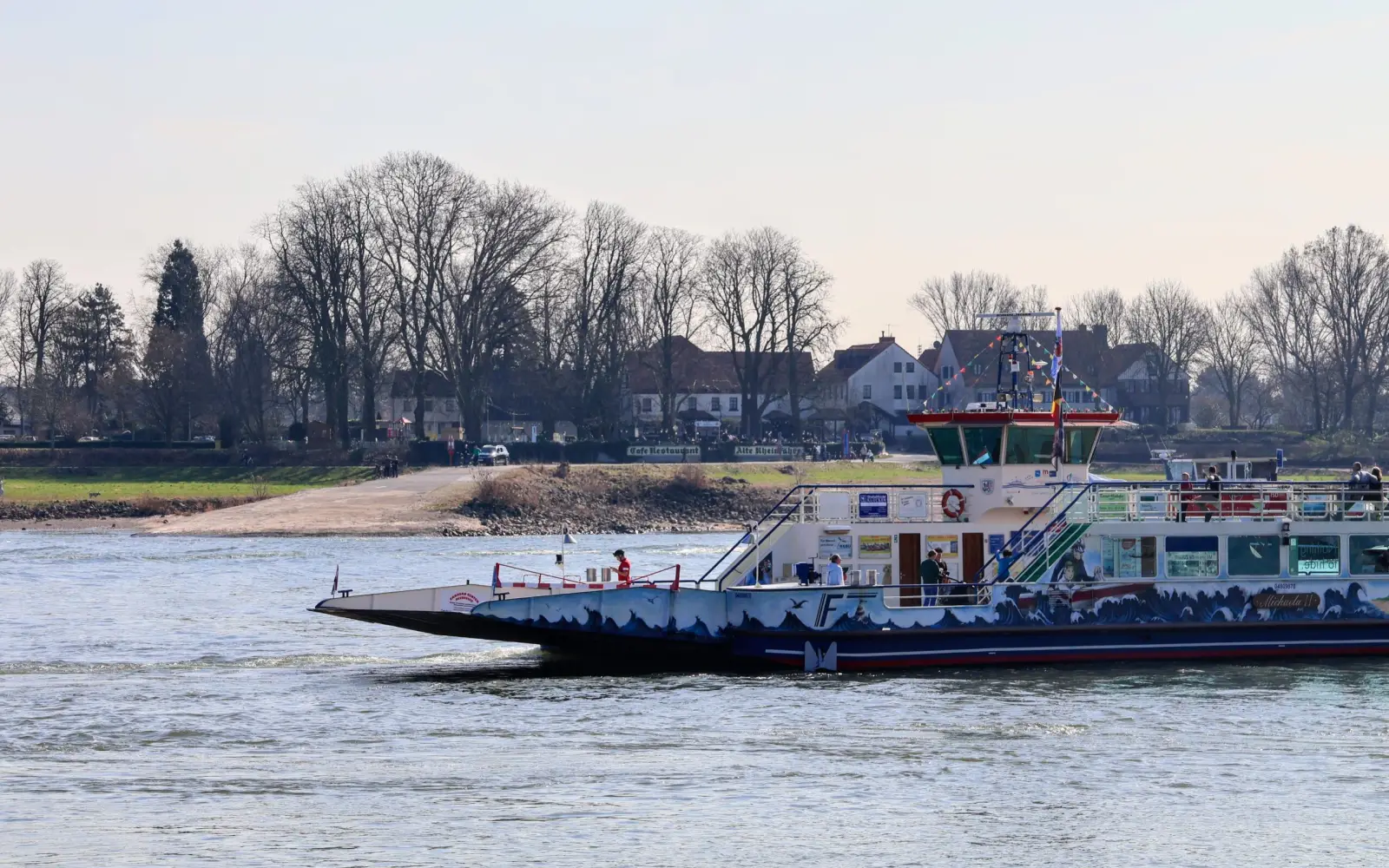Die Rheinfähre „Michaela II" auf dem Rhein zwischen Kaiserswerth und Langst soll ab 15. April wieder regelmäßig ablegen. Foto: ah