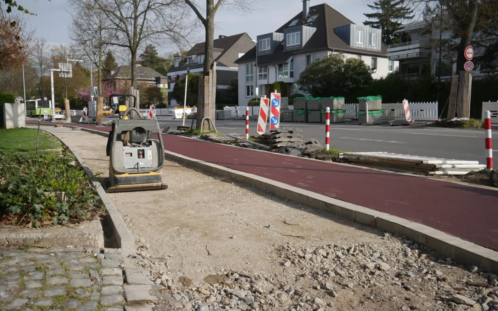 Der Bau geht voran und bald ist der wunderbar asphaltierte Radweg zu befahren. Foto: cj