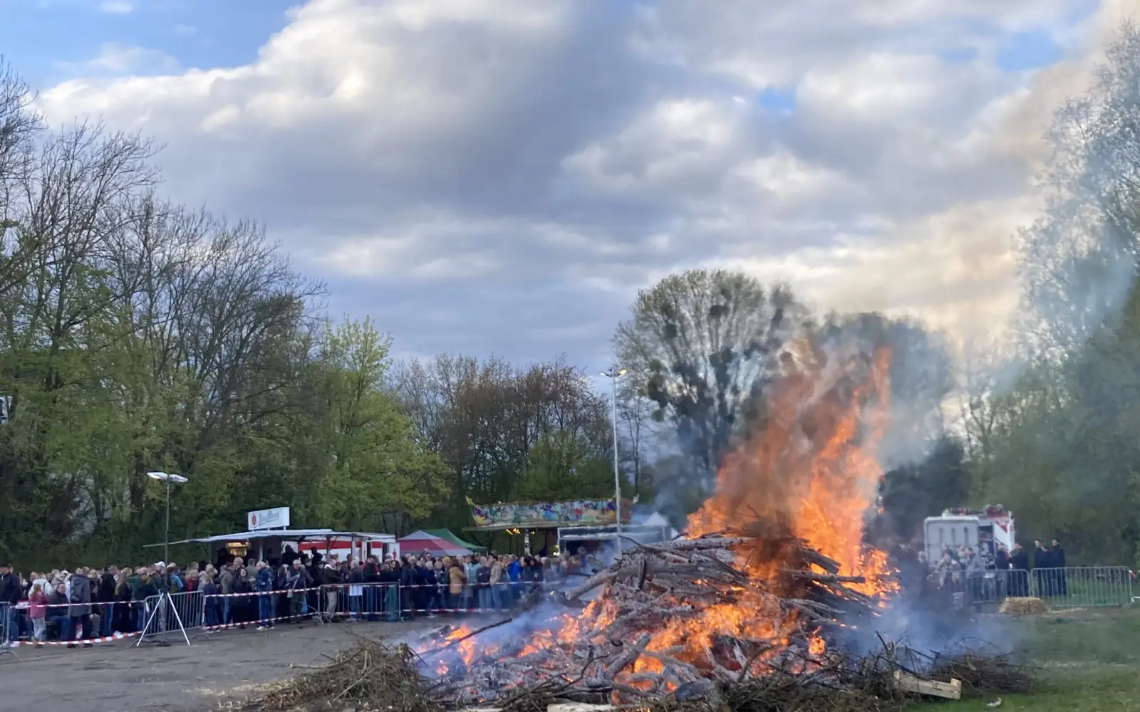 Gesellige Treffpunkte: Osterfeuer im Duisburger Süden