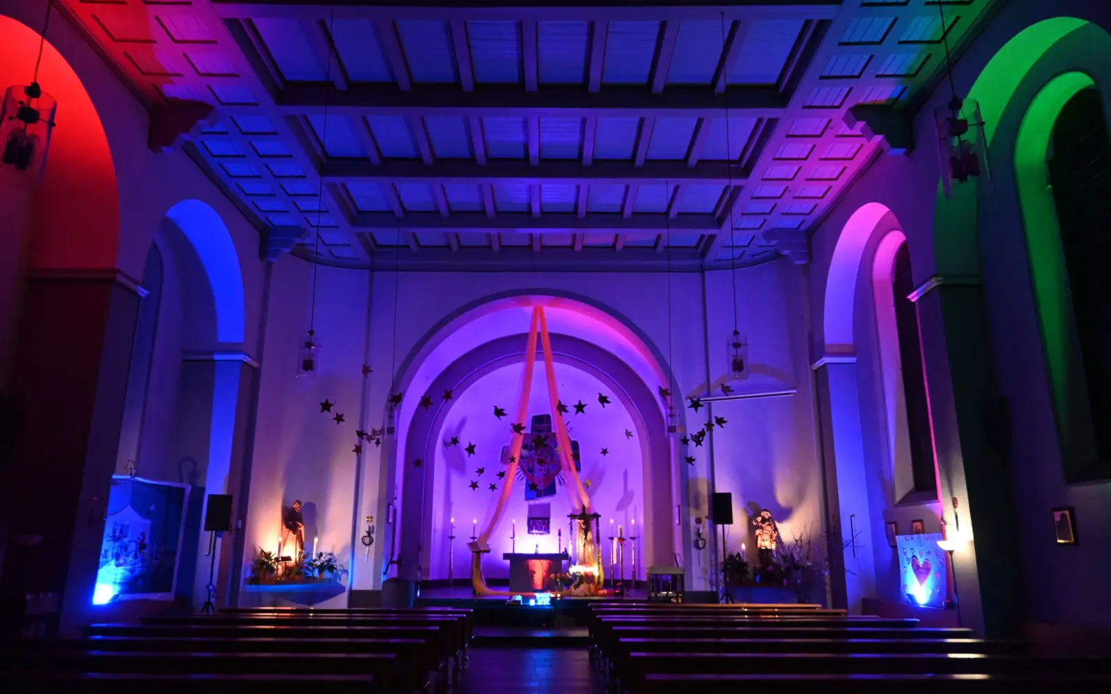Die neue Lichtanlage für Herz-Jesu erstrahlte erstmals in der Osternacht. Die Kirche war geöffnet, jeder konnte die besondere Illumination individuell auf sich wirken lassen. Foto: sam