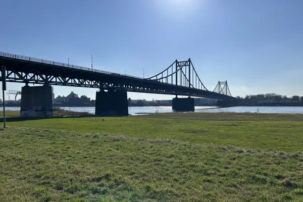 Sonderprüfung: Vollsperrung der Rheinbrücke auf der B 288