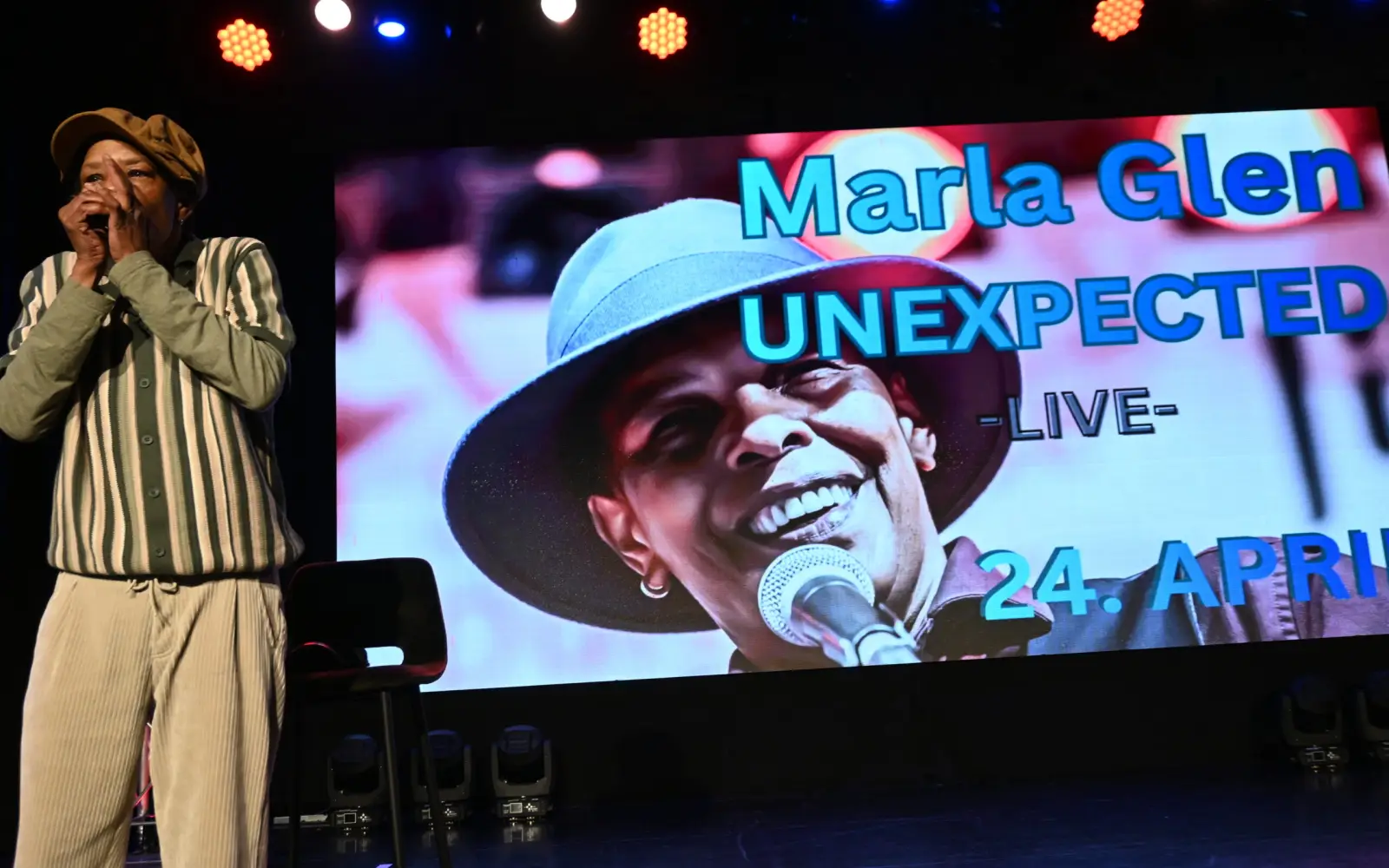 Mit der Mundharmonika zeigt Marla Glen schon bei der Tonprobe, was das Publikum am 24. April erwartet. Foto: sam