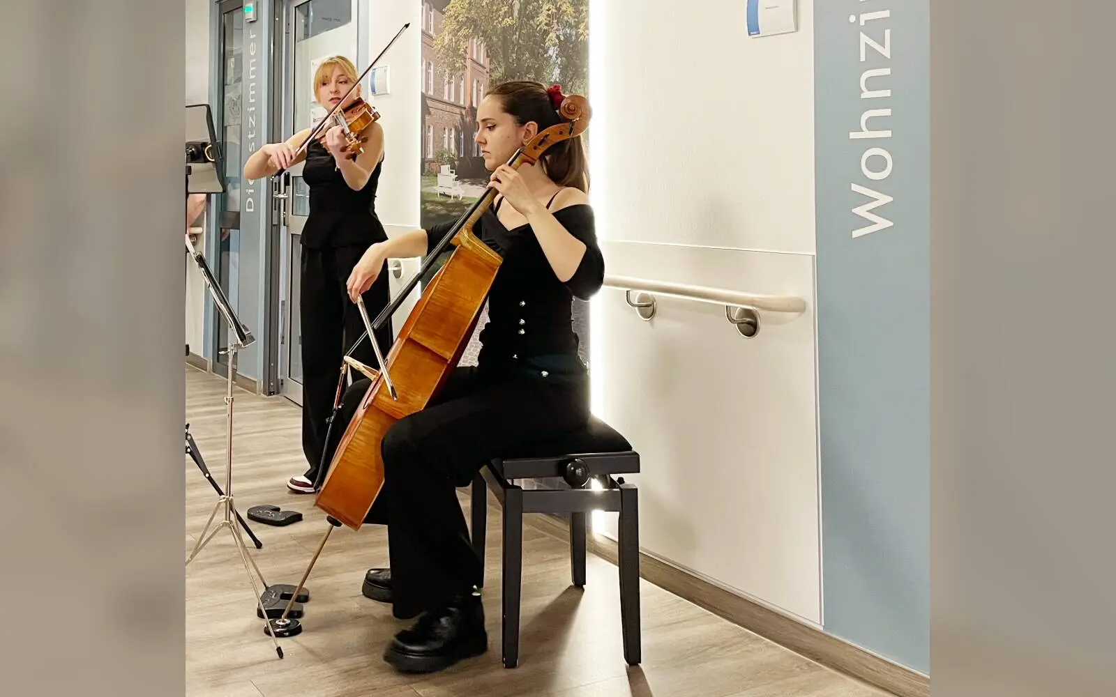 Türkü Sincer und Jana Simic nahmen die Patienten der Palliativstation am Florence-Nightingale-Krankenhaus auf eine musikalische Weltreise mit. Foto: Kaiserswerther Diakonie