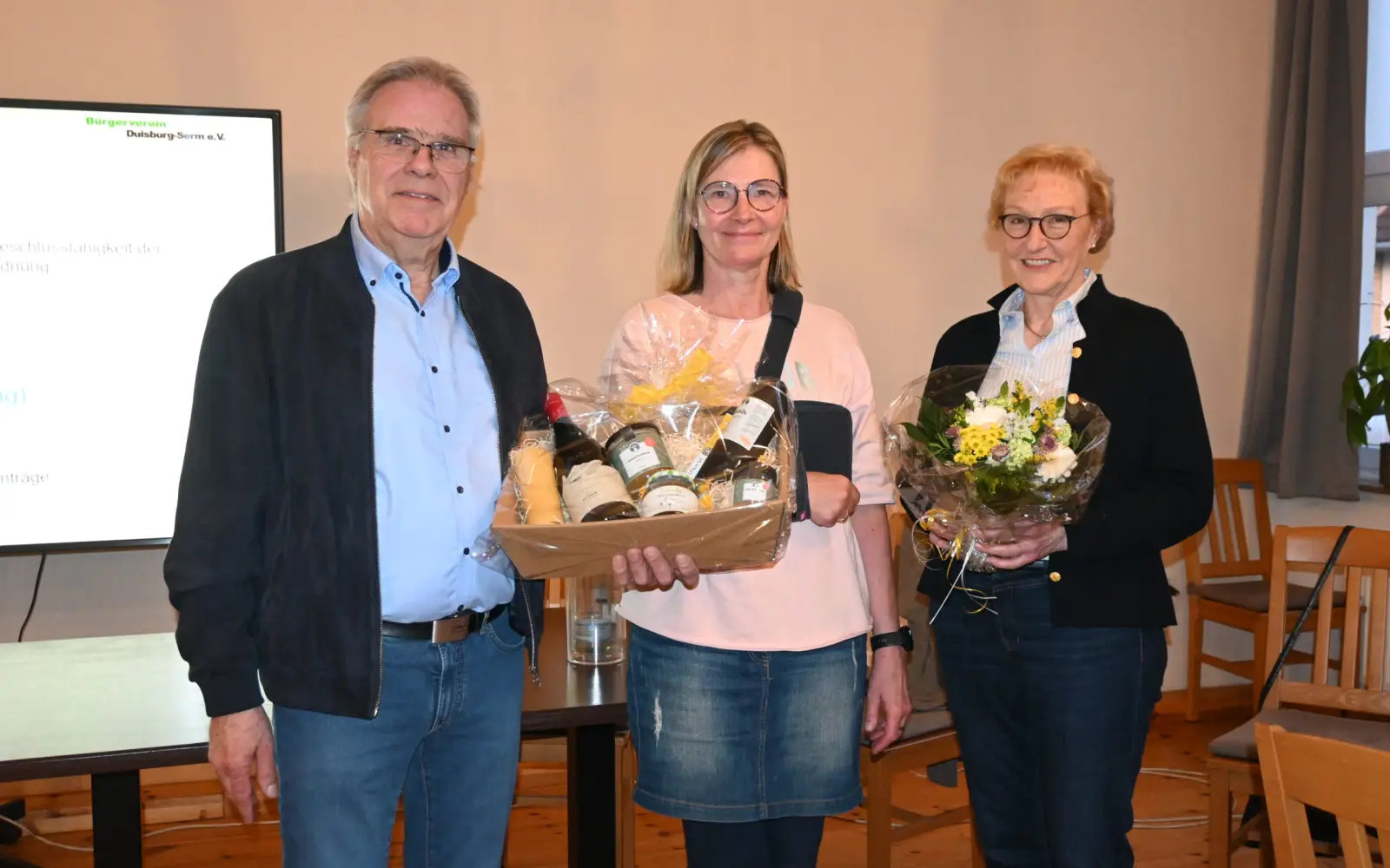 Silke Düren (Mitte) wurde nach 16 Jahren als zweite Vorsitzende des Bürgervereins Serm verabschiedet. Vorsitzender Rainer Kreh und Barbara Schünemann bedankten sich im Namen der Mitglieder. Foto: sam