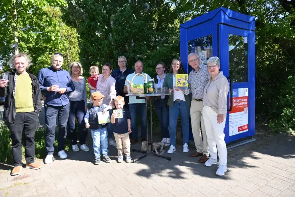 Leseratten freuen sich über neuen Bücherschrank in Mündelheim