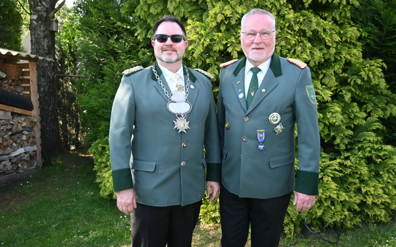 An Pfingsten ist wieder Schützenfest in Großenbaum. Besonders der amtierende Hofstaat um König Carsten Köhler (links) und sein Königsbegleiter Volker Schumacher (1. Brudermeister) freut sich auf das Fest. Foto: sam