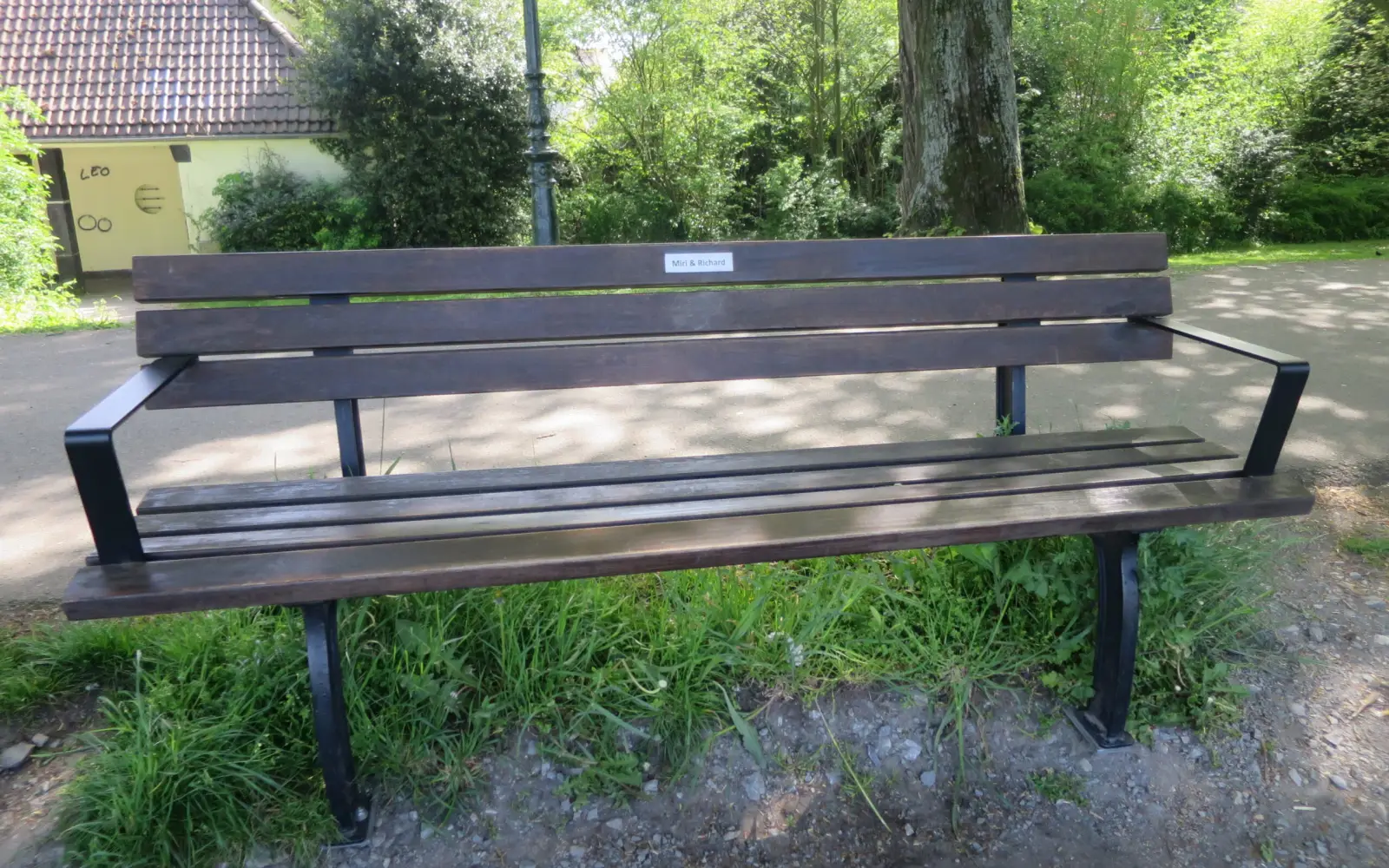 Eine gesponserte Sitzbank ist ein wertvolles Geschenk an Nachbarn und Mitmenschen. Foto: hs