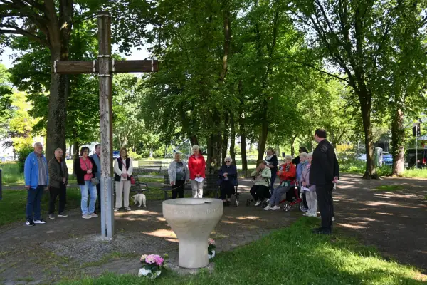Neuer Platz für St. Stephanus‘ Taufbecken im Karl-Harzig-Park