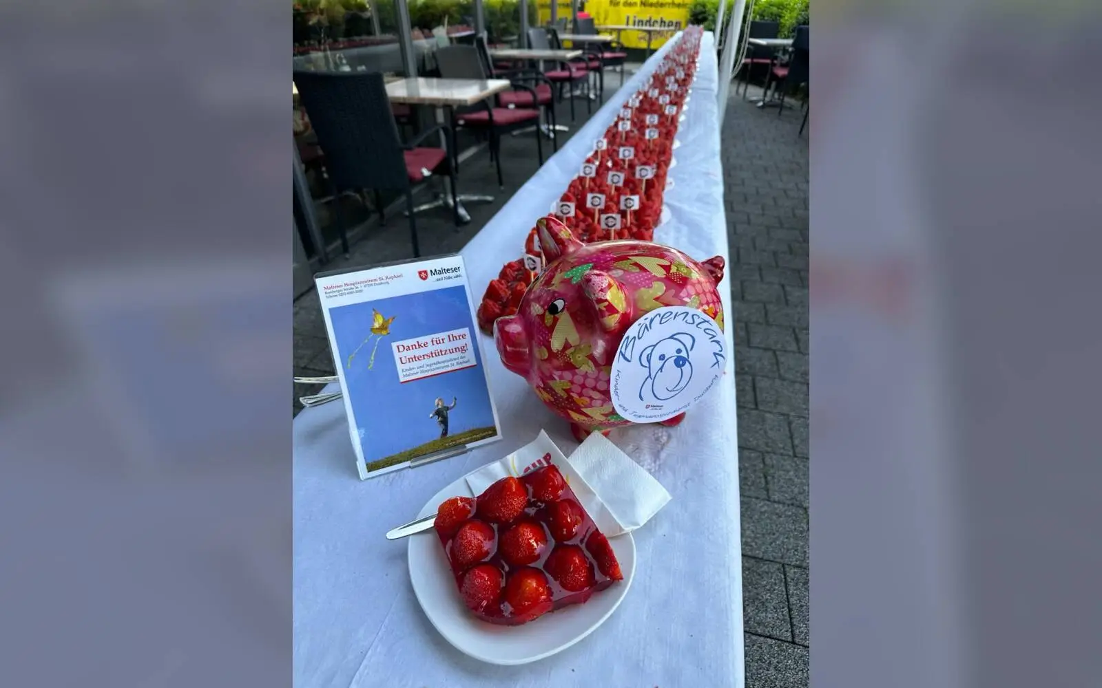 In diesem Jahr steht der längste Erdbeerkuchen Duisburgs am Samstag, 30. Mai, im "La Cup". Der gesamte Erlös geht an den Kinder- und Jugendhospizdienst im Malteser Hospizzentrum St. Raphael, gleich in der Nachbarschaft. Archivfoto: privat