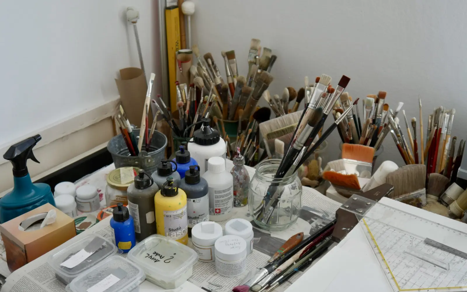 Die Ausstattung des Ateliers versprüht sofort den richtigen Charme. Foto: cj