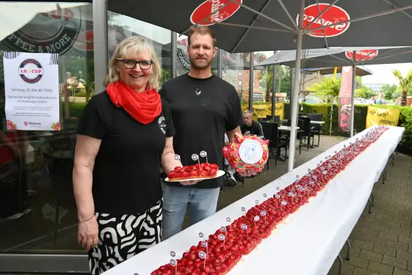Essen für einen guten Zweck: Zehn Meter leckerer Erdbeerkuchen
