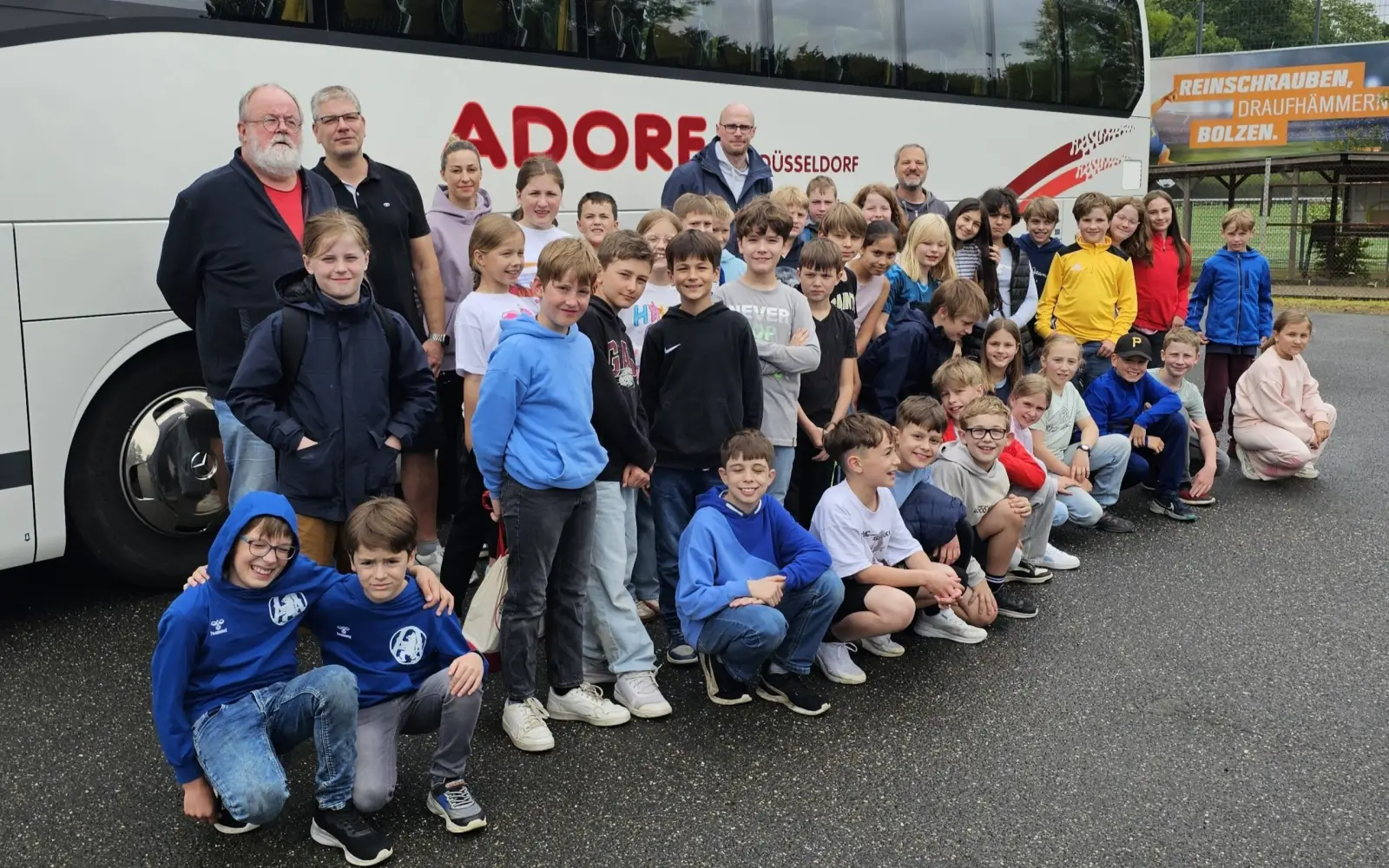 Bevor es nach Aurich ging, versammelte sich die Handball-Jugend des TV Angermund vor dem Reisebus zu einem Gruppenbild. Foto: TVA / Winfried Raffel