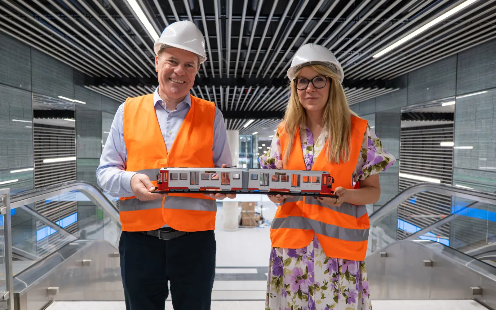 Oberbürgermeister Stephan Keller und Rheinbahn-Vorständin Annette Grabbe informierten sich im neuen U-Bahnhof „Flughafen Terminal S“ über den ersten Bauabschnitt der U80/81 und zeigten sich von der Umsetzung beeindruckt. Foto: Landeshauptstadt Düssel