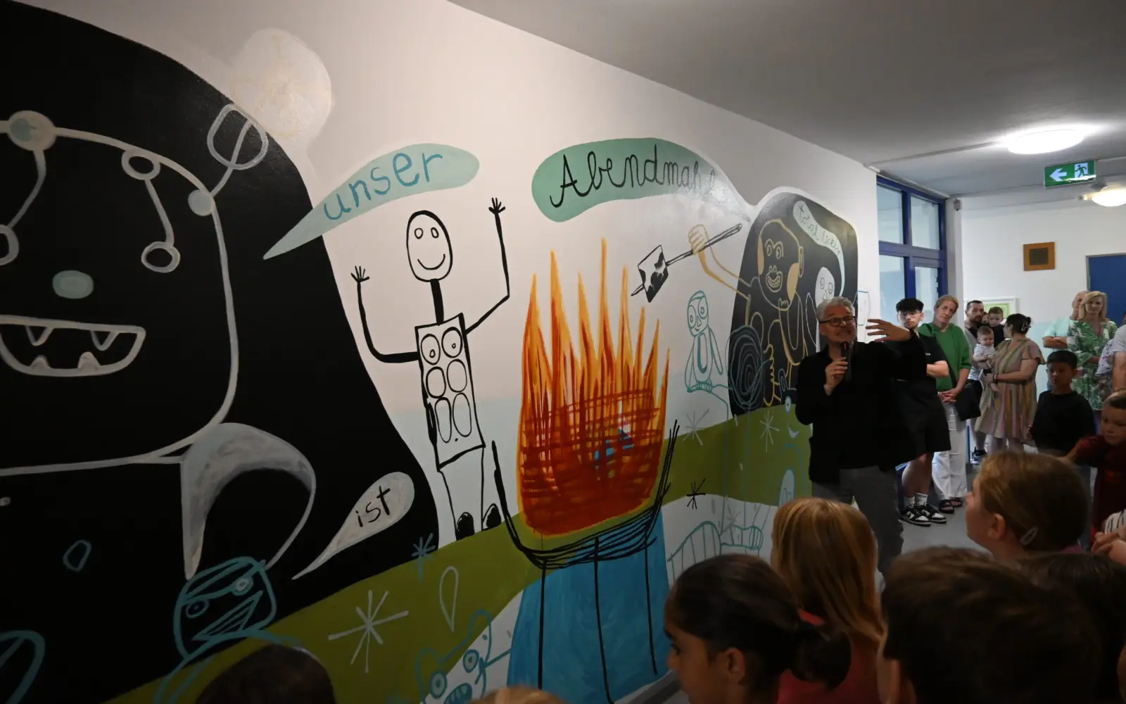 Das sechs Meter große Wandbild ist im zweiten Obergeschoss der Grundschule entstanden. Foto: sam