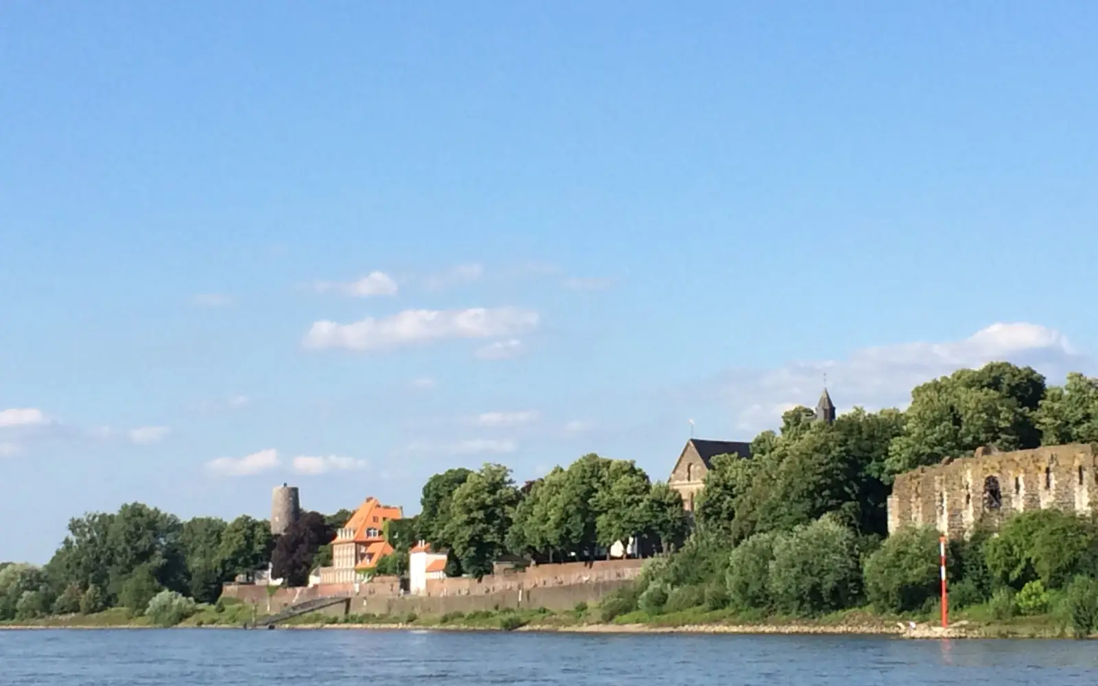 Die Führung erzählt die Geschichte Kaiserswerths, von den Anfängen im 7. Jahrhundert bis zur Ruine der Barbarossa-Pfalz am rechten Bildrand. Foto: Annett Büttner