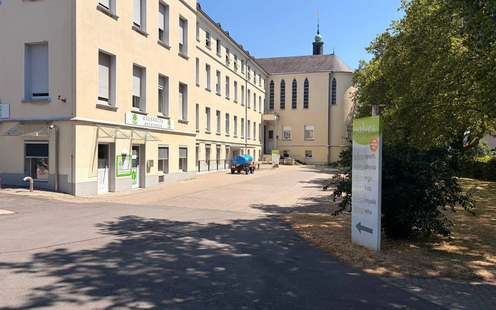 Wer sich Trinkwasser am Krankenhaus St. Anna holen möchte, findet den Wagen in der Nähe de Hausarztpraxis auf dem Gelände. Foto: sam