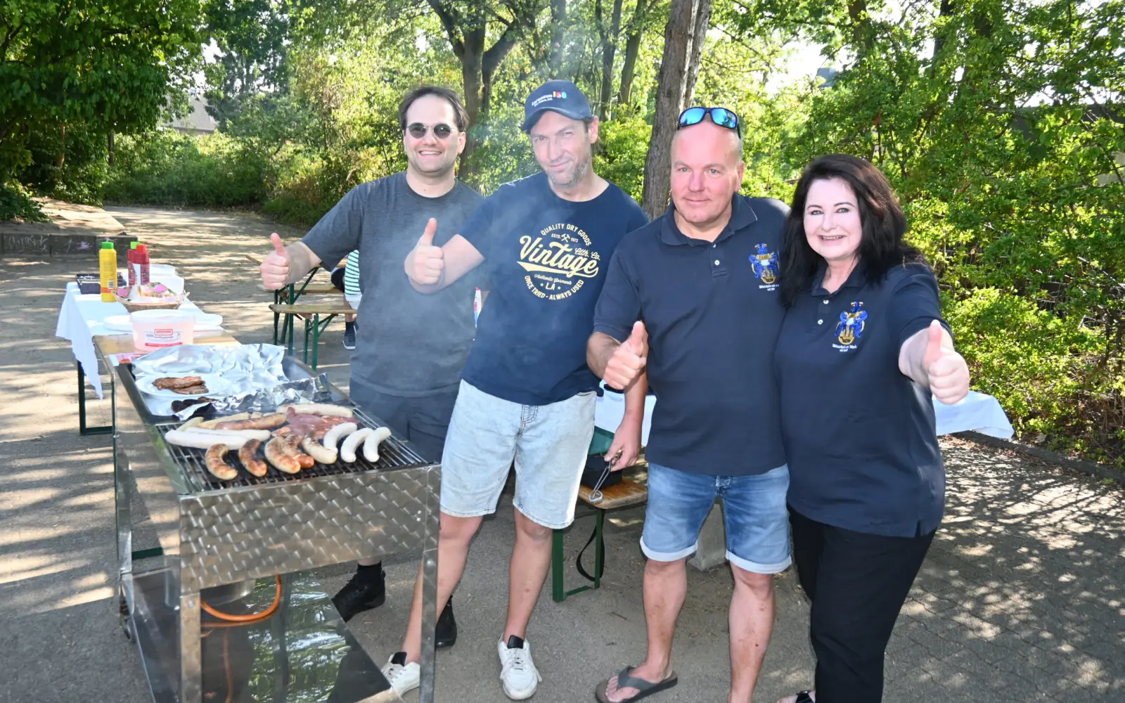 Ohne helfende Hände geht es nicht: Mitglieder des Bürgervereins Mündelheim verwöhnten die Gäste beim Sommerfest mit Grillgut und Salaten. Foto: sam