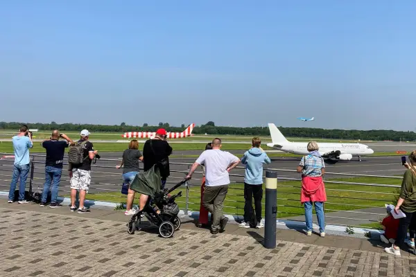 Flughafen Düsseldorf öffnet die Besucherterrasse in den Sommerferien