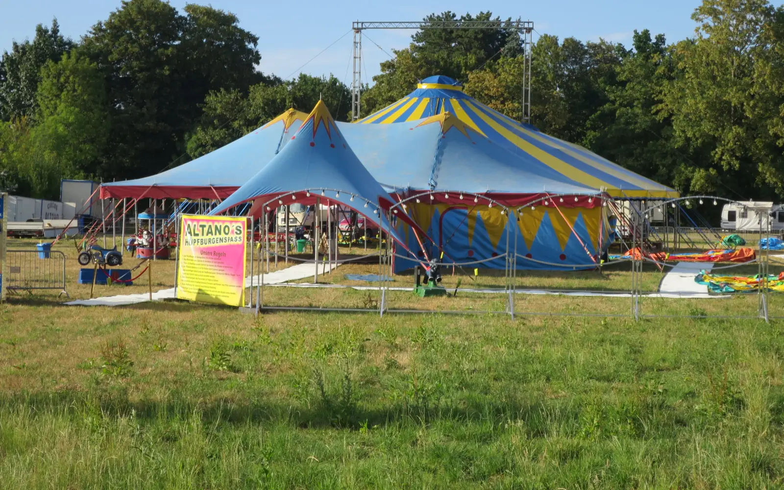 Auf der Wiese Zeppenheimer Weg/Ecke Alte Kalkumer Straße steht bis zum 23. August das Ferienspaßgelände von Zirkus Altano. Foto: hs