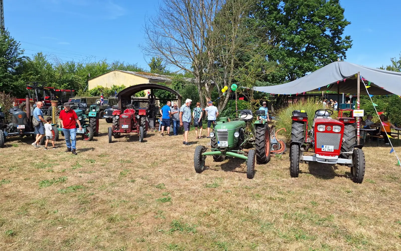 Rund 60 Schlepper aus dem Umland waren beim dritten Traktortreffen des Rahmer Traktor Clubs. Foto: privat