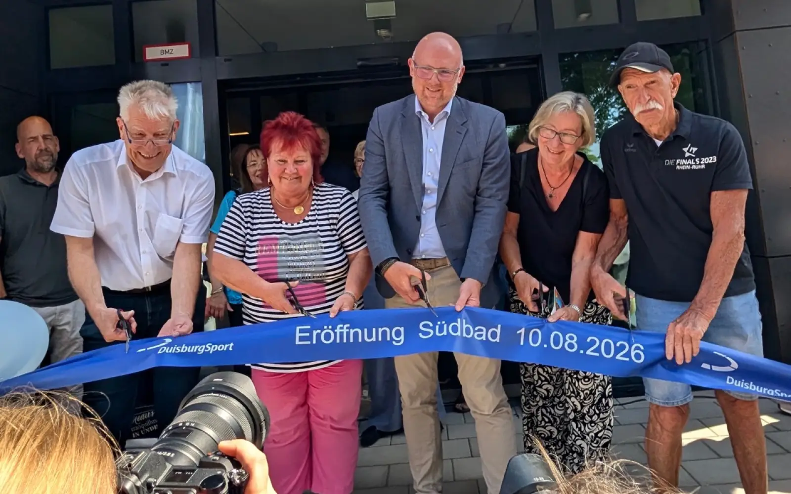 Das blaue Band für das neue Südbad an der Großenbaumer Allee durchschnitten am Montagmittag (von links): Sportdezernent Martin Linne, Bezirksbürgermeisterin Beate Lieske, Oberbürgermeister Sören Link, die stellvertretende Bezirksbürgermeisterin Angel