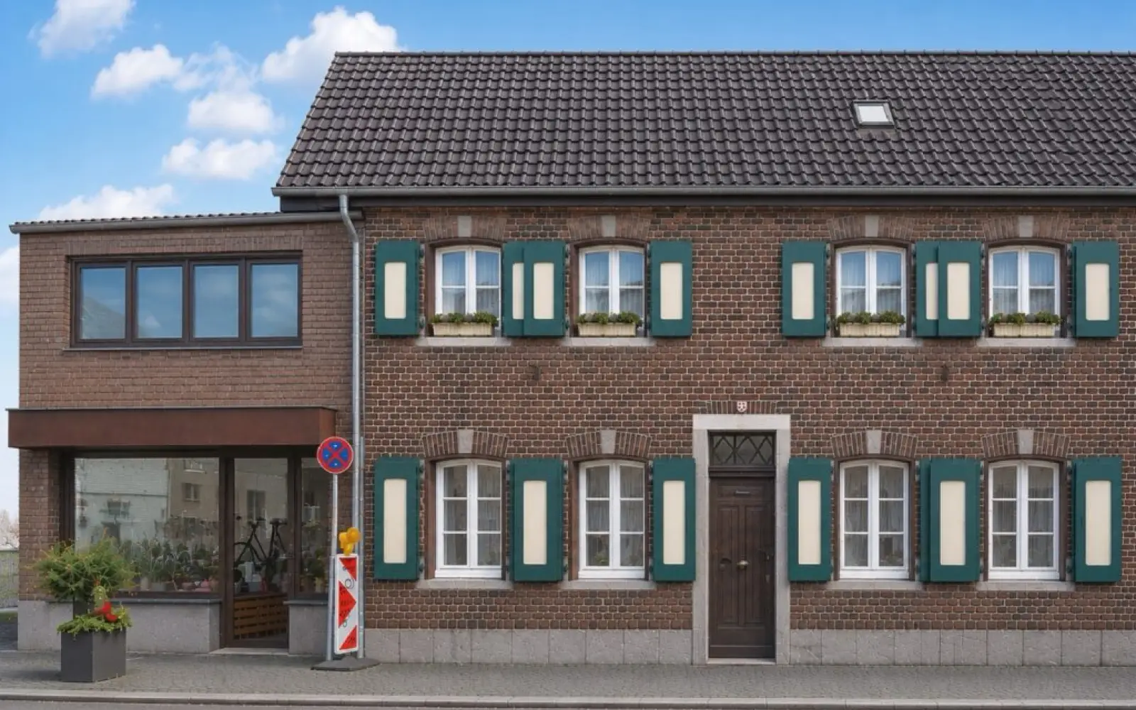 Seit 2006 ist die Angermunder Postfiliale im Haus Graf-Engelbert-Straße 37 untergebracht, wo schon Jahrzehnte zuvor die Postagentur ihren Sitz hatte (Aufnahme von 2023).